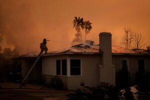 Im Dauereinsatz: Ein Feuerwehrmann versucht, ein Wohnhaus vor den Flammen des «Eaton Fire» zu bewahren.