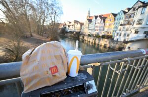 Mit einer Verpackungssteuer will die Tübingen für weniger Müll in der Stadt sorgen. (Archivbild)