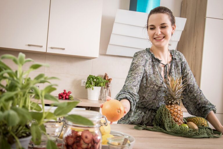 Um Energie und Müll im Alltag zu reduzieren, wird empfohlen unverpackte Lebensmittel zu kaufen, Nachfüllpacks zu nutzen und energiesparend zu kochen. Foto: Christin Klose/dpa-tmn