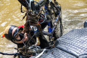 Seit ihrer Gründung 2020 haben die «Lahntaucher» rund 18 Tonnen Müll aus der Lahn gefischt. (Archivbild)