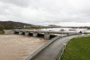 In Salzderhelden im Landkreis Northeim gibt es bereits ein Hochwasserrückhaltebecken. (Archivfoto)