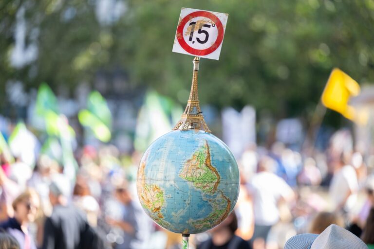 Das Pariser Klimaabkommen will die Erderwärmung auf möglichst 1,5 Grad begrenzen. Foto: Boris Roessler/dpa