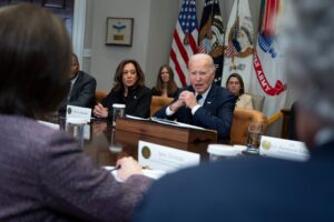 US-Präsident Joe Biden teilte mit, dass wegen der verheerenden Brände in Kalifornien bislang 360.000 Menschen in Sicherheit gebracht wurden.