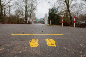 Gelbe Fußstapfen sollen Kindern helfen, sicher zur Schule zu laufen.