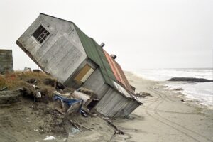 Durch das Auftauen des Permafrost-Bodens erodiert das Meer zunehmend das Land in dem auf einer Insel im Norden Alaskas gelegene Eskimo-Dorf Shishmaref. (Archivbild)