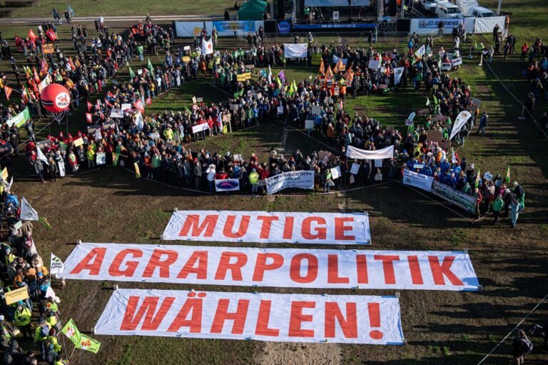 Diesmal durften die Bauern nicht mit Traktoren demonstrieren - dafür gab es große Banner. Foto: Fabian Sommer/dpa