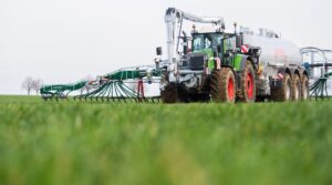 Landwirte halten die Dünge-Beschränkungen in den sogenannten roten Gebieten für unverhältnismäßig. (Archivbild)