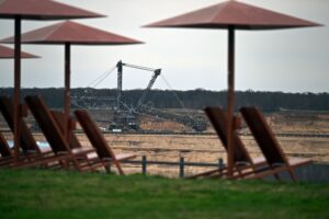 Die RWE Power AG hat am Braunkohletagebau Hambach im Westen von Köln mit Rodungsarbeiten begonnen.