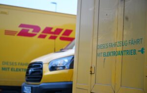 Elektro-Transporter von DHL stehen auf dem Gelände einer Düsseldorfer Zustellbasis. Von 120 Transportern sind dort 49 Stromer, auch dort soll der Elektro-Anteil künftig steigen.