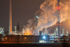 Noch ist unklar, wie hoch der Schaden nach dem Brand in der Raffinerie in Neustadt an der Donau ausfällt. (Archivbild)