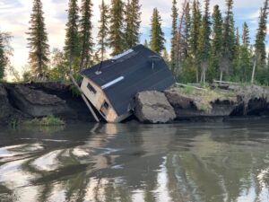 Dieses im Jahr 2021 aufgenommene und durch die Uni Wien zur Verfügung gestellte Foto zeigt eine Hütte, die im Zuge des Permafrost-Tauens und Erosion am kanadischen Mackenzie-Flussdelta zerstört wurde.