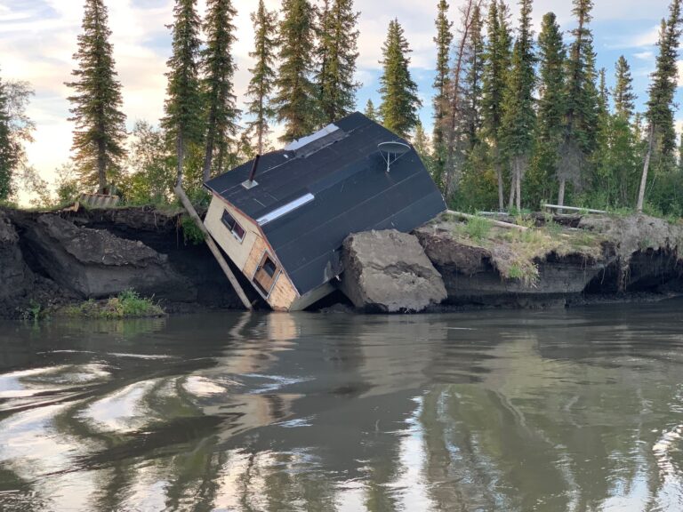 Dieses im Jahr 2021 aufgenommene und durch die Uni Wien zur Verfügung gestellte Foto zeigt eine Hütte, die im Zuge des Permafrost-Tauens und Erosion am kanadischen Mackenzie-Flussdelta zerstört wurde. Foto: Angus Alunik/Uni Wien/dpa