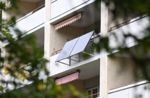 Kleine Solaranlagen hängen an immer mehr Balkonen in Baden-Württemberg. (Archivbild)