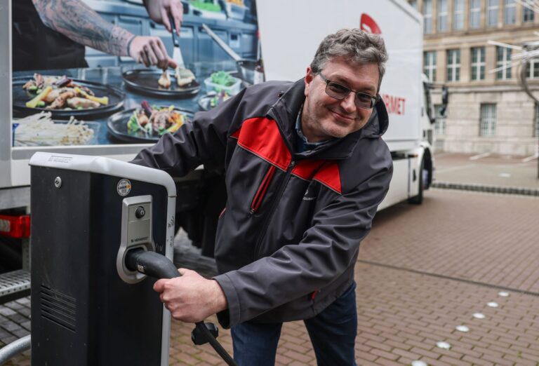 Nordrhein-Westfalen will vor allem Speditionen ermutigen, mehr batteriebetriebene Lastwagen anzuschaffen. Die Kampagne «E-Trucks.NRW» soll Info-Lücken schließen. Foto: Oliver Berg/dpa