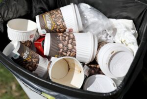 Nach einem Urteil des Bundesverfassungsgerichts wächst in deutschen Städten die Zustimmung zur Verpackungssteuer. (Archivbild)