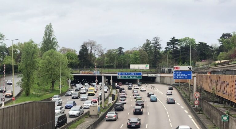Eine Spur der Périphérique wird im Berufsverkehr für Fahrgemeinschaften, Taxis und Busse reserviert (Archivbild). Foto: Michael Evers/dpa
