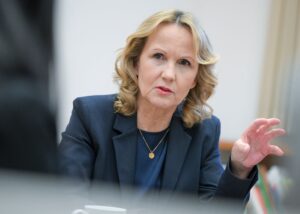 Bundesumweltministerin Steffi Lemke lehnt die Erdgasförderung vor Borkum ab - nun besucht die Politikerin die Wattenmeerregion in Niedersachsen. (Archivbild)