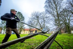 Horst Stobbe bei der Arbeit: Per Hand und Zugwinde wird Tonnenlast generiert.