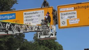 Wegen ihrer Protestaktion in Ulm sind zwei Klimaaktivisten zu Geldstrafen verurteilt worden. (Foto-Archiv).