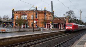 Der Hundertwasser-Bahnhof in Uelzen ist etwas Besonderes, Reisende verweilen gern.