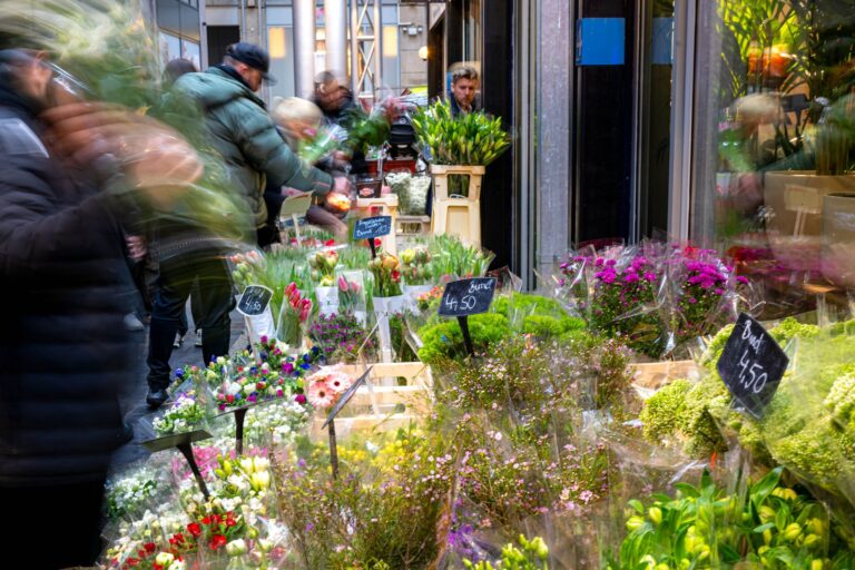 Zum Tag der Liebe werden gern Blumen überreicht. (Archivbild) Foto: Sina Schuldt/dpa