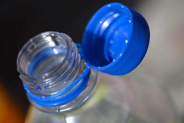 Am häufigsten fand das Forschungsteam in den Gewebeproben Partikel aus Polyethylen, das für Folien und Flaschen verwendet wird. (Symbolbild) Foto: Robert Michael/dpa