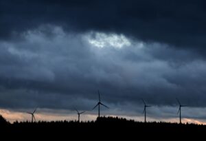 Vor allem beim Windkraft-Ausbau läuft in Bayern der Studie zufolge längst nicht alles rund. (Archivbild)