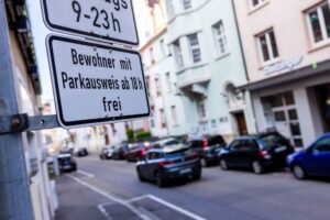 Mehr als 30,70 Euro pro Jahr dürfen bayerische Kommunen nicht für Anwohnerparkausweise verlangen. (Archivbild)