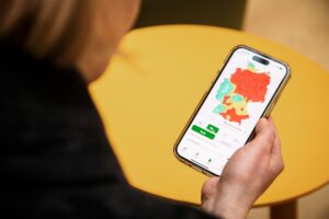 Feinstaub, Ozon, Stickstoffdioxid: Wie es um die Luftqualität in der eigenen Region steht, lässt sich mit Hilfe der App «Luftqualität» des Umweltbundesamtes herausfinden.