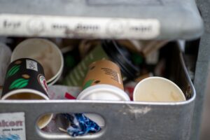 Nach grünem Licht für die Verpackungssteuer in Tübingen wollen andere Städte nachziehen (Archivbild)