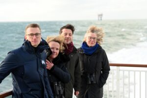 Die Grünen-Politiker Julian Pahlke (von links), Steffi Lemke, Felix Banaszak und Julia Verlinden fordern vor einer Erdgasplattform vor Borkum mehr Naturschutz auf den Meeren.