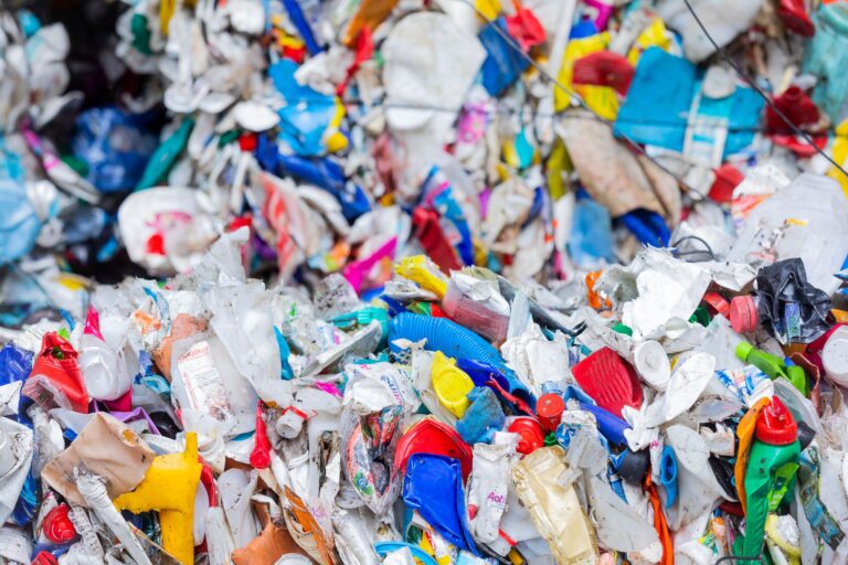 Plastik landet nicht nur auf dem Müll, sondern auch im Körper der Menschen. (Symbolbild) Foto: Rolf Vennenbernd/dpa