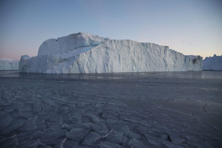 Ein Eisberg treibt im Ilulissat-Eisfjord. Foto: Steffen Trumpf/dpa