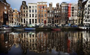 Bald sollen auf den Grachten in Amsterdam nur noch emissionsfreie Boote unterwegs sein (Archivbild).