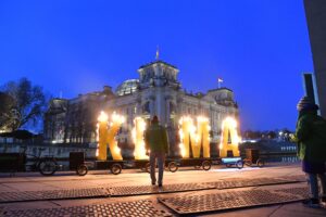 Greenpeace-Aktivisten demonstrieren gegenüber vom Reichstag.