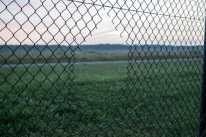 Gegen zwei Aktivisten, die sich im August vergangenen Jahres auf dem Rollfeld des Nürnberger Flughafens festgeklebt hatten, ist jetzt Anklage erhoben worden. (Archivbild)