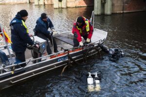 Bei der Aktion «Hamburg räumt auf» fischen rund 20 Taucher von Polizei, Feuerwehr und DLRG wieder zahlreiche Dinge aus der Binnenalster, etwa E-Scooter, Fahrräder, aber auch etliche Handys.