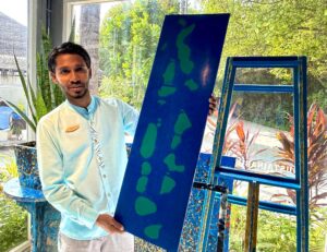 Fazir, ein Mitarbeiter des «Sustainability Lab» im Resort Sirru Fen Fushi, zeigt eines der vielen Kunstwerke, die aus Plastikmüll hergestellt wurden.