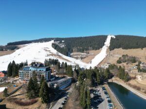 So richtiges Winterfeeling ist in vielen Skigebieten insbesondere in den Mittelgebirgen kaum noch gegeben. (Archivbild)