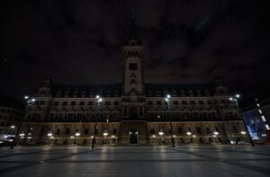 Das Hamburger Rathaus bleibt bereits seit 2009 für eine Stunde im Jahr dunkel, um ein Zeichen für den Klimaschutz zu setzen. (Archivbild)