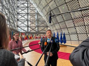 Wirtschaftsminister Robert Habeck findet, dass Brandenburgs Regierungschefs mit seinen Aussagen zu einer möglichen Rückkehr russischer Öllieferungen «völlig falsch» liegt.