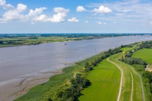 Die Weser nördlich von Bremen: Nur drei Prozent der Gewässer in Niedersachsen sind laut BUND in gutem Zustand. (Archivfoto)