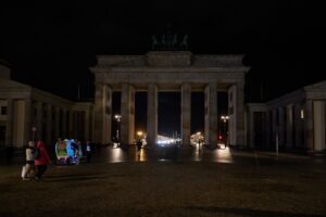 Ein ungewöhnlicher Anblick: Das Brandenburger Tor wird nachts normalerweise hell angestrahlt. (Archivbild)