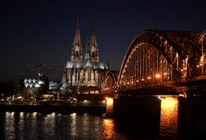 Der prächtig beleuchtete Kölner Dom. Einmal im Jahr wird das Licht als Zeichen für den Klimaschutz für eine Stunde ausgeschaltet. (Archivbild)