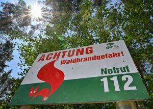 Jetzt ist Vorsicht im Wald geboten: Es herrscht teils eine hohe Waldbrandgefahr. (Archivbild)