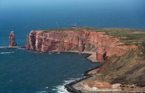 Proben des Ölfilms vor Helgoland werden vom Bundesamt für Seeschifffahrt und Hydrographie analysiert. (Symbolbild)