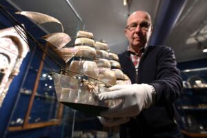 Kostbarkeiten aus Perlmutt: Steffen Dietz, Leiter des Erlebnismuseums Perlmutter, zeigt ein etwa 100 Jahre altes Modellschiff.