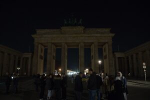 Licht aus am Brandenburger Tor - mit der weltweiten Aktion Earth Hour will die Umweltschutzorganisation WWF ein Zeichen für mehr Klimaschutz setzen.