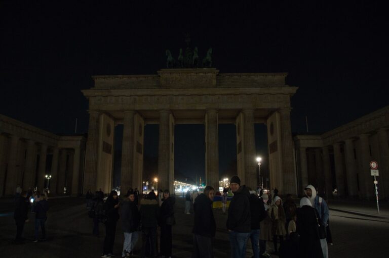 Licht aus am Brandenburger Tor - mit der weltweiten Aktion Earth Hour will die Umweltschutzorganisation WWF ein Zeichen für mehr Klimaschutz setzen. Foto: Paul Zinken/dpa