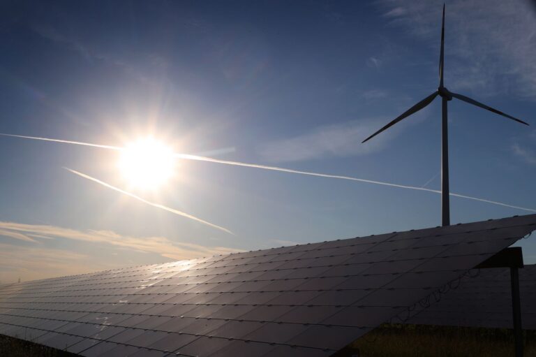 Wind und Sonne als wichtige Energiequellen: Rekord für Ökostromproduktion in Deutschland (Archivbild) Foto: Karl-Josef Hildenbrand/dpa